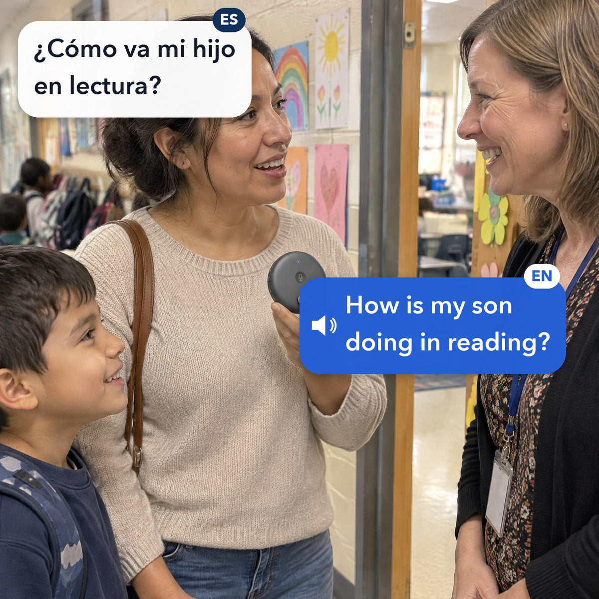 Una mamá habla con la maestra de su hijo a la salida de la escuela, con el traductor ECDF en la mano