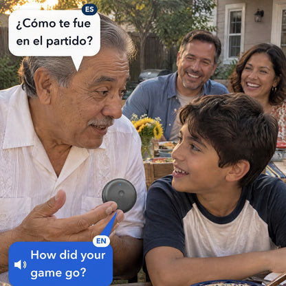 Un abuelo le pregunta a su nieto cómo le fue en el partido; el traductor ECDF sobre la mesa lo dice en inglés