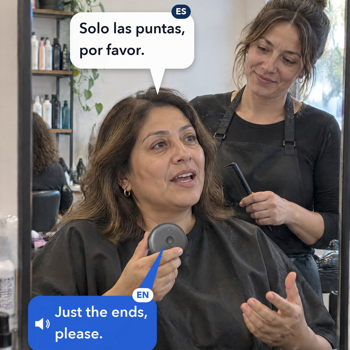 Una clienta explica a su estilista el corte que quiere, con el traductor ECDF en la mano