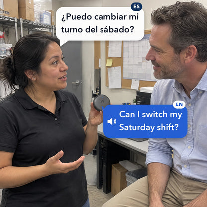 Una mujer habla con su jefe en la oficina de una tienda; el traductor ECDF en su mano dice sus palabras en inglés